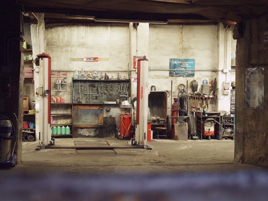 Rustikálna autodielňa s nástrojmi a zdvíhacími zariadeniami